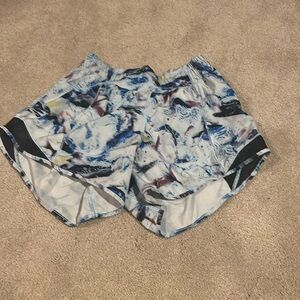 Lululemon 2.5 hotty hots size 6 low rise